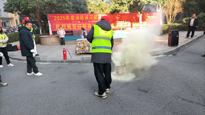 通城县隽水镇雁塔社区开展消防演习与清垃圾活动