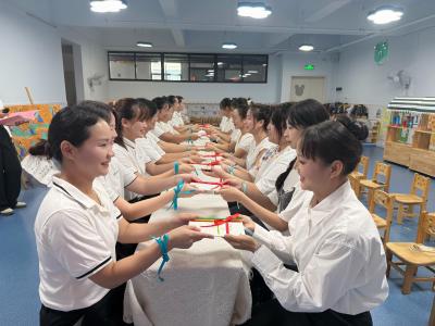 通城县黄源幼儿园启动“青蓝工程”师徒结对活动